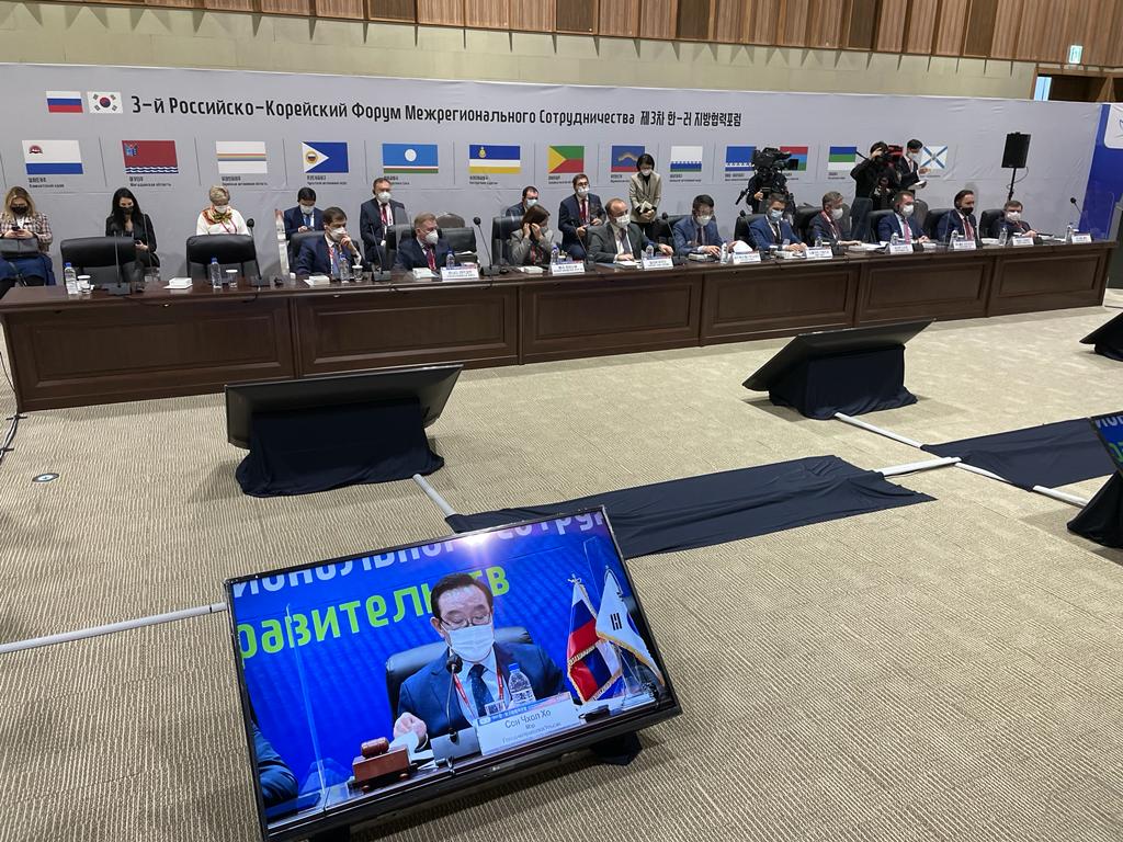 В рамках III Российско-корейского форума межрегионального сотрудничества состоялся Саммит региональных правительств, в котором приняли участие представители регионов российского Дальнего Востока и Республики Корея. В рамках III Российско-корейского форума межрегионального сотрудничества состоялся Саммит региональных правительств, в котором приняли участие представители регионов российского Дальнего Востока и Республики Корея.